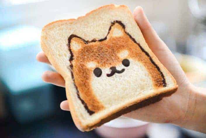 A toasted bread with a cute kitty design.
