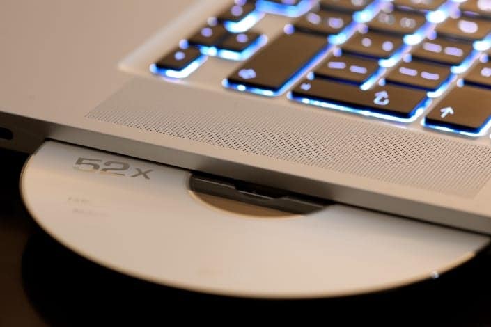 inserting a cd disk on a laptop